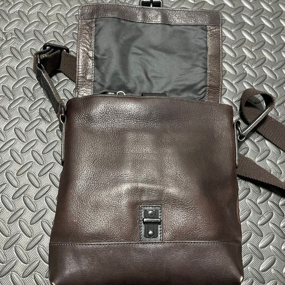 SOLD - Kenneth Cole Reaction Men's Leather Crossbody Bag - Picture 2 of 10